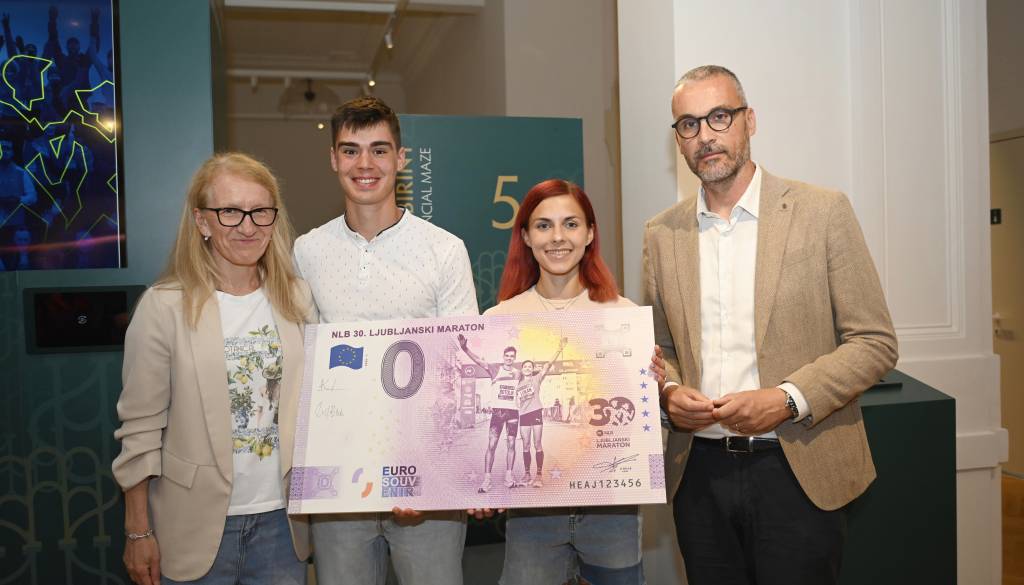 FOTO in VIDEO: Novi spominski bankovec ob 30. Ljubljanskem maratonu – Klara Lukan in Vid Botolin kot obraz tekaške zgodovine