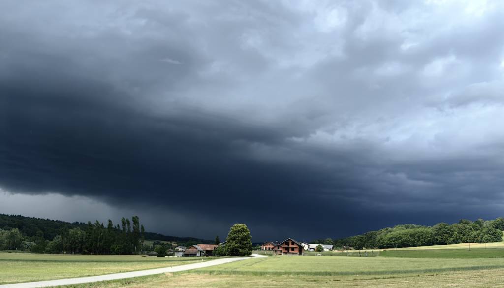 Močne nevihte bodo zajele Slovenijo: Svarila tudi iz Avstrije in Madžarske