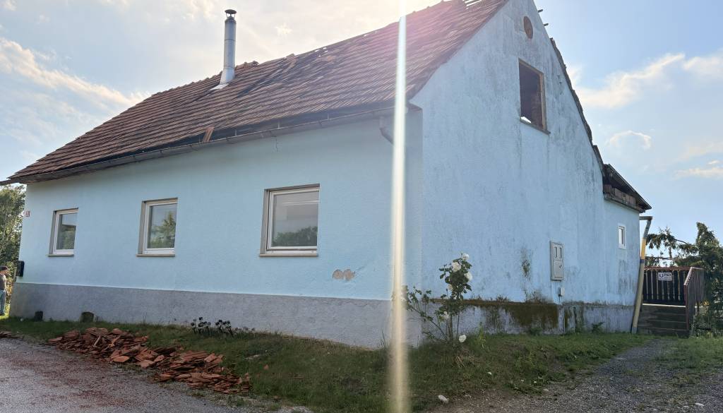 FOTO: Hudo neurje v Slovenskih goricah odkrivalo strehe in podiralo drevesa