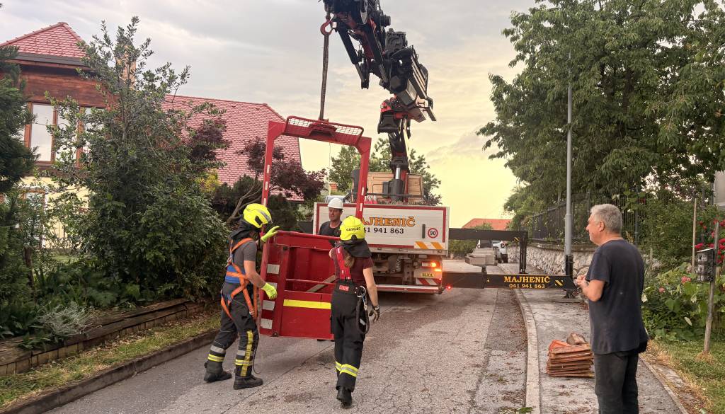FOTO in VIDEO: Hudo neurje v Slovenskih goricah odkrivalo strehe in podiralo drevesa