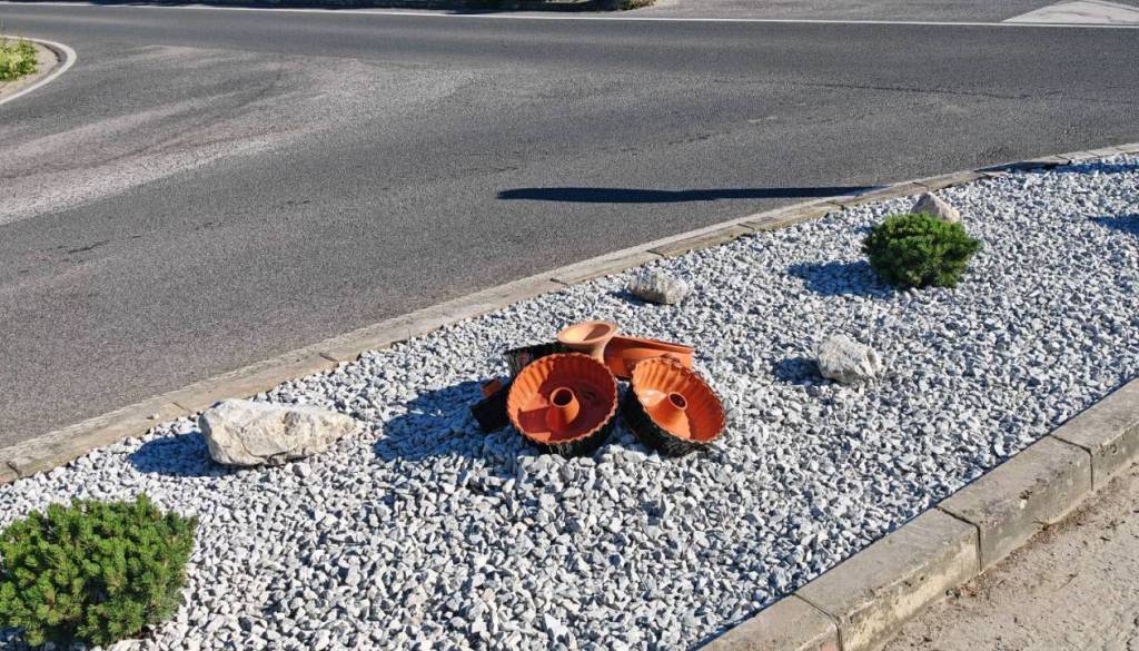 Križišče s posodo razdelilo Komendo, občina vztraja: »Podoba je všečna«