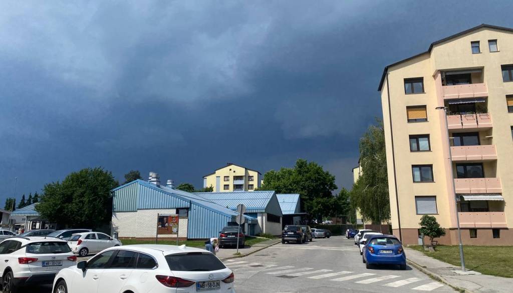 Pozor! Vijoličen alarm za Podravje, velika nevarnost toče na Ptuju