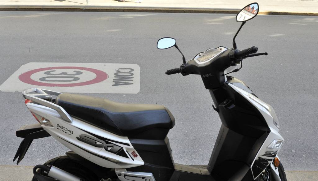 Jutranja nesreča v Pomurju, trčila avtomobil in kolo z motorjem