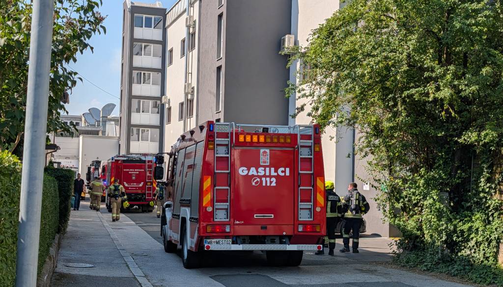 FOTO: Gasilci zaradi požara in eksplozije hiteli v Melje, posredovanje hitro zaključeno