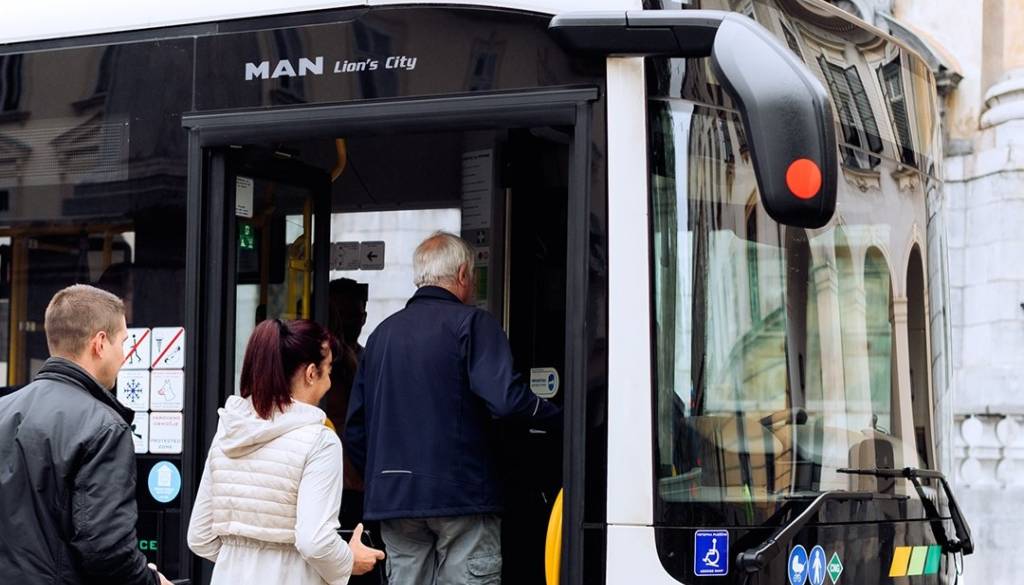 Odstopite sedež na avtobusu? Nosečnica sprožila razpravo o bontonu v Ljubljani