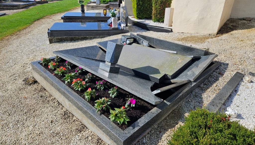 Močan veter v okolici Maribora pustil razdejanje, škoda tudi na pokopališču