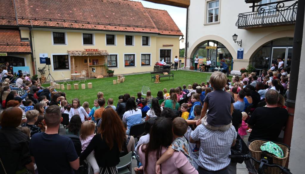 Pravljično dogajanje za vse generacije: Četrti festival ptujske knjižnice bo dvorišče spremenil v čarobni svet Ele Peroci