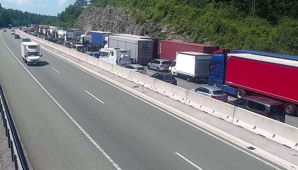 Na primorski avtocesti pri Brezovici trčilo šest vozil