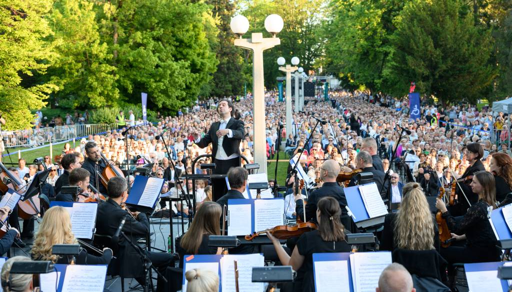 FOTO: Kljub strožjim pravilom Operna noč v Maribor privabila množico obiskovalcev