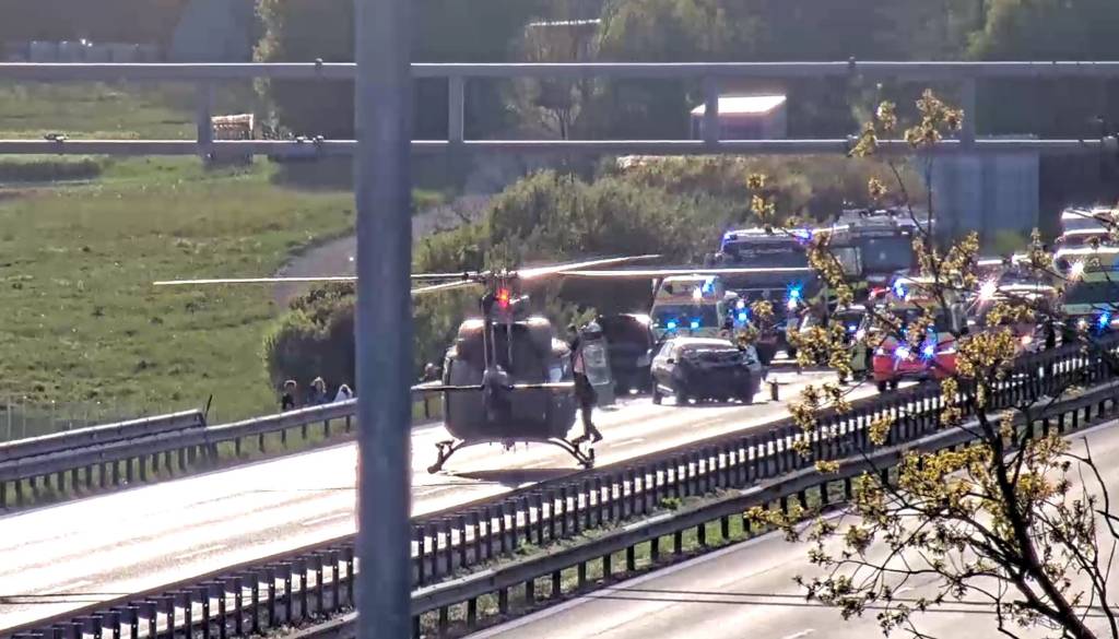 Huda prometna nesreča: Primorska avtocesta zaprta v obe smeri, posreduje helikpter 