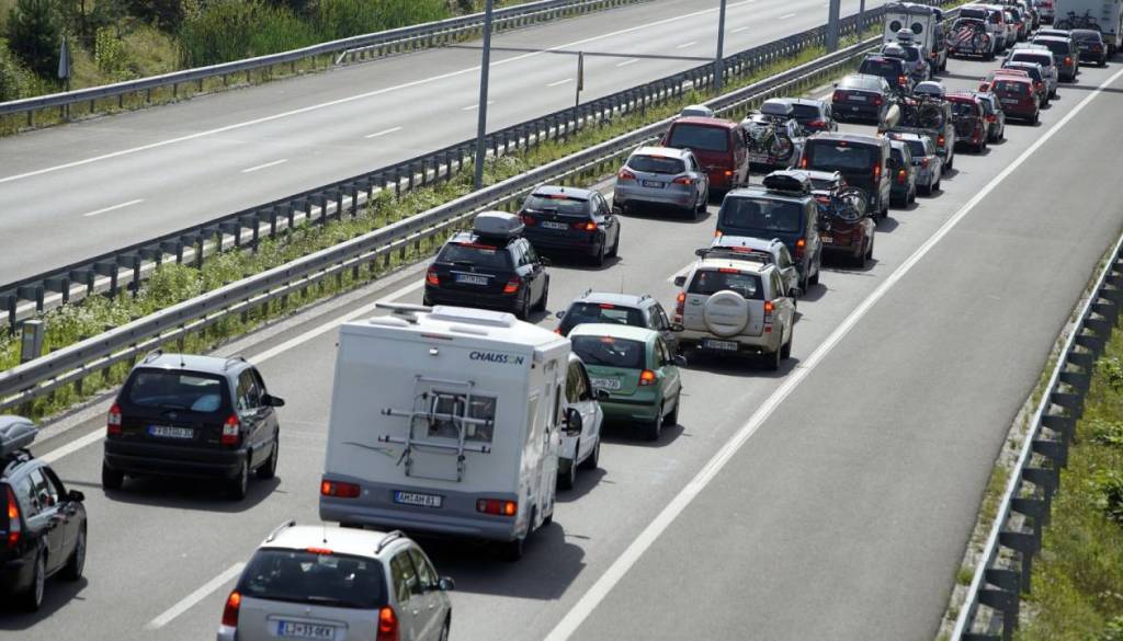 Se obeta prometni kolaps? Gneča na cestah se stopnjuje