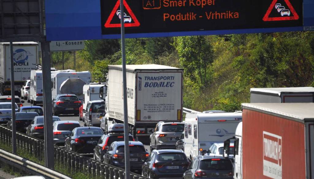Vozniki, pozor!Prometni val prinaša zastoje po vsej Sloveniji