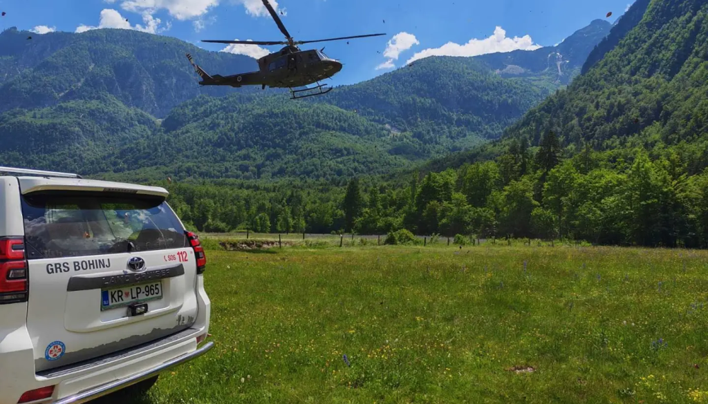 Pes zdrsnil po strmem pobočju nad Bohinjem