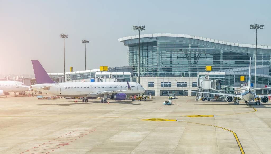 Zaradi suma na dron za eno uro ustavili promet na münchenskem letališču