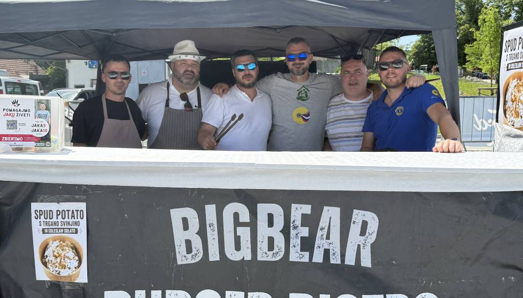 Lepa gesta kočevskega Big Bearja in podpornikov: Z dobrodelnimi čevapčiči na pomoč Jaku Škofu