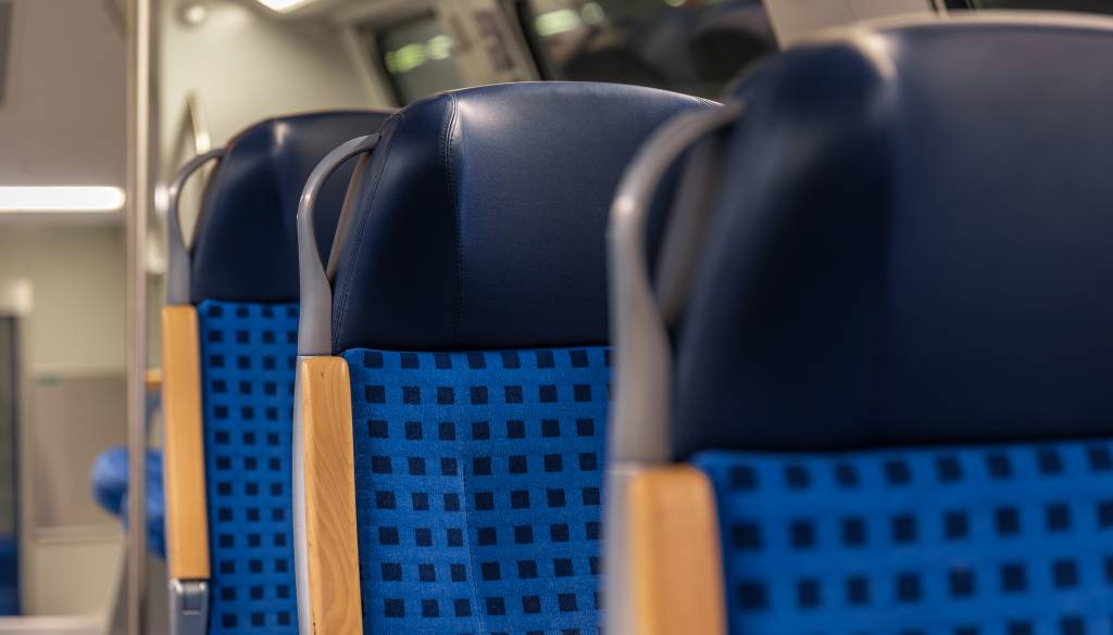 V nesreči minibusa poškodovanih več potnikov