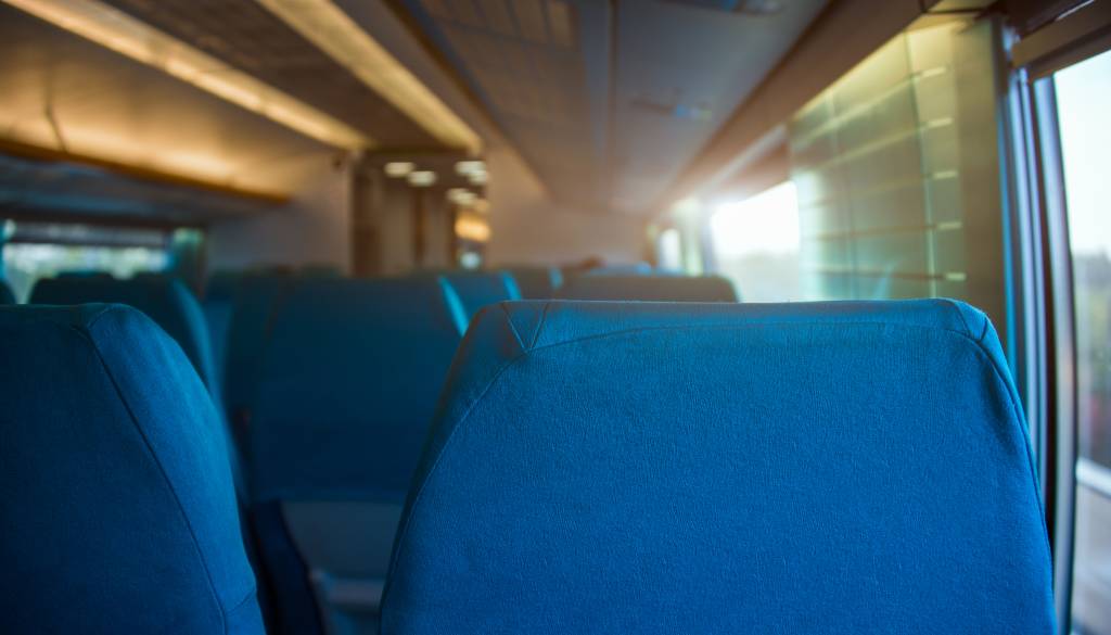 Minibus s 13 potniki zdrsnil s škarpe