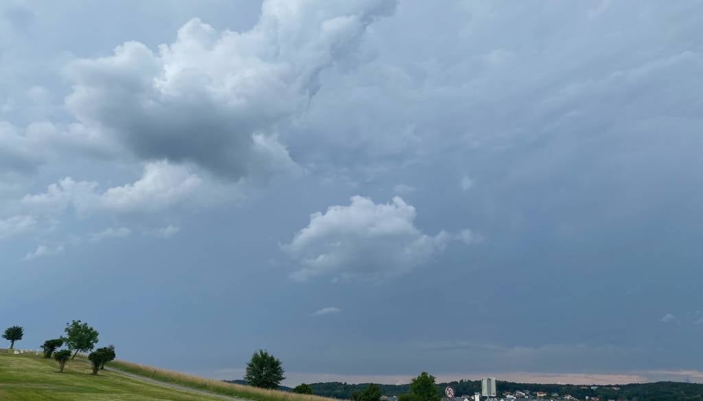 Pozor! Na Ptujskem zvečer možne močnejše nevihte, izdan oranžen alarm