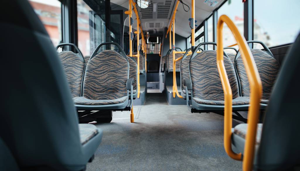 Minibus zdrsnil v globel, več poškodovanih