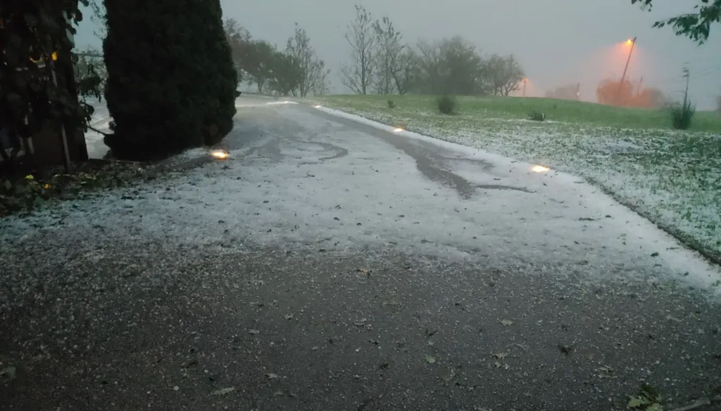 Pozor! Štajerski se približuje nova nevihtna linija z močnimi sunki vetra