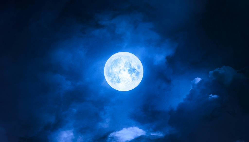 Nedeljska modra luna bo najbolj pretresla ta štiri znamenja