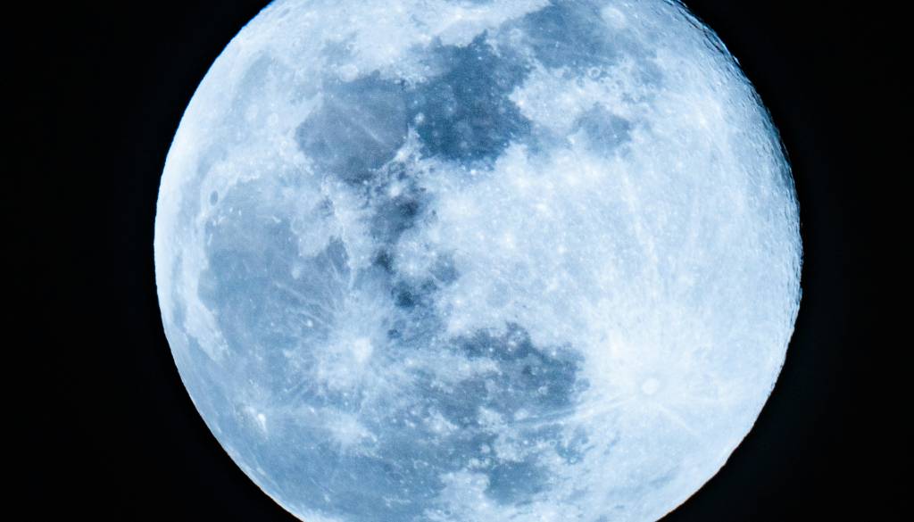 Pripravite se na razkritja, modra luna prinaša močna spoznanja