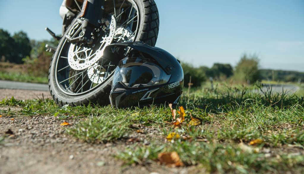 Ribnica: Traktorist izsilil motorista in pobegnil s kraja trčenja