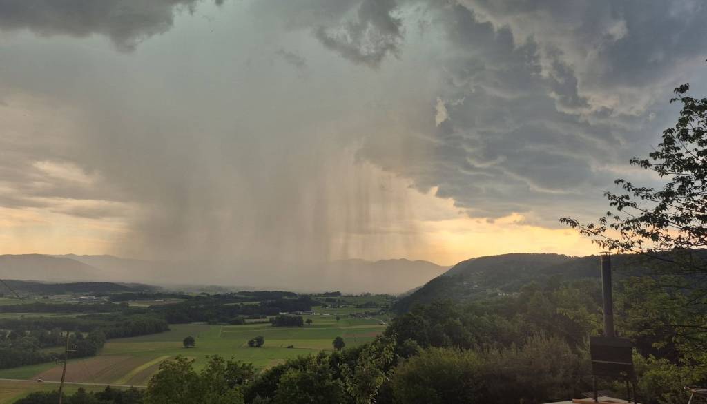 Trenutno burno nad Novim mestom in v okolici Krškega