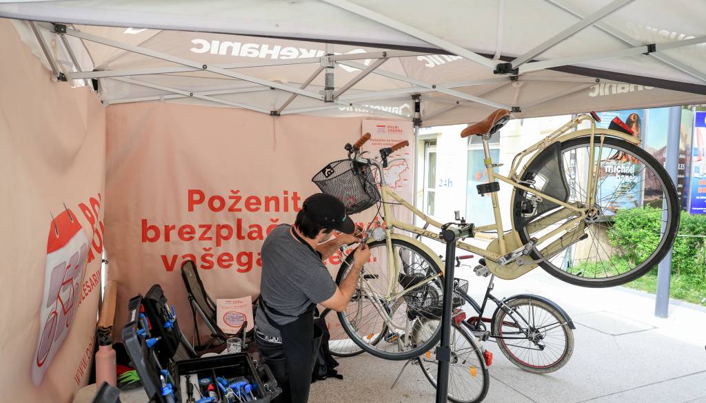Kolesarji vabljeni na brezplačno popravljalnico pred kulturnim domom