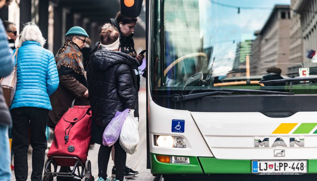 Avtobusi med pešci in stolpnicami: Vilharjeva nova prometna vroča točka?