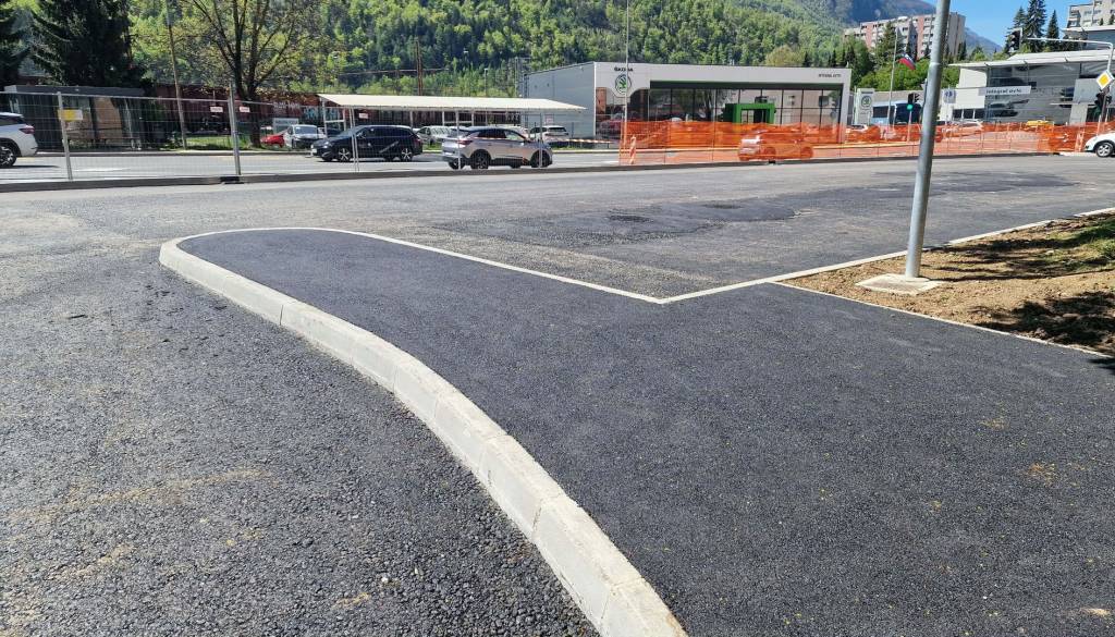 Novo parkirišče na Jesenicah odprto, domačini že imajo kritike: »Takle mamo«
