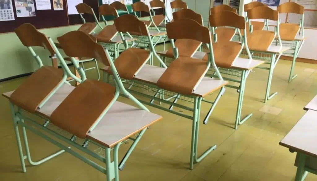 Moški se je spravil kar nad prvošolčke, vpil, grozil in jih žalil