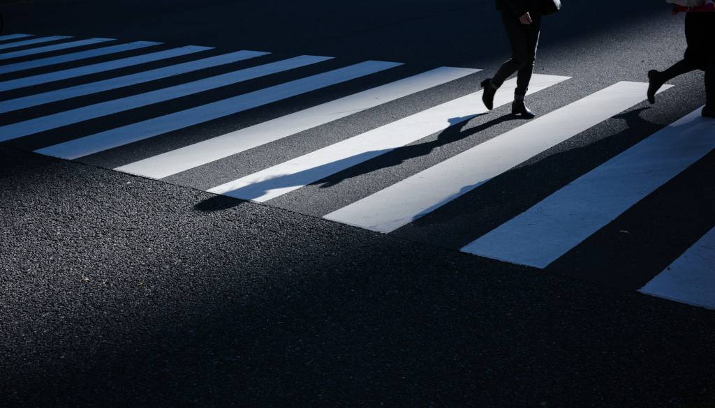 Policija išče voznico: Na prehodu trčila v peško