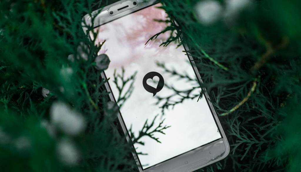 Znana Mariborčanka moškim na Tinderju pošilja jasen poziv