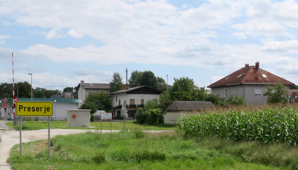 Sredi belega dneva: Priplazil se je za njo, zgrabil verižico in izginil