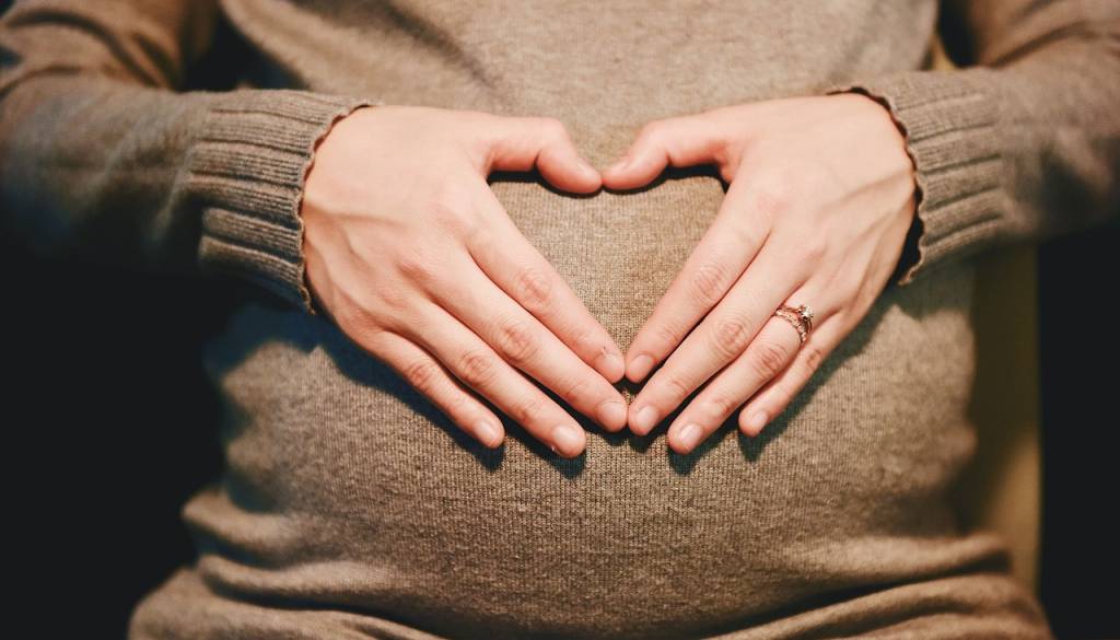 Delovna nesreča usodna za mladega gozdarja, za nosečo partnerko zbirajo pomoč