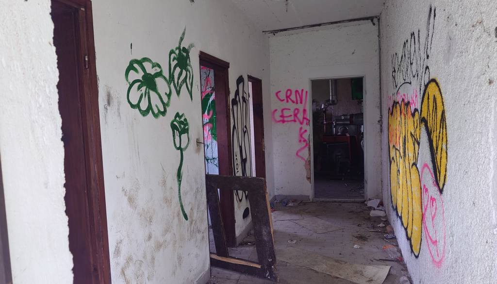 FOTO: Ste mislili, da je avtobusna v slabem stanju, poglejte si železniško v centru Novega mesta
