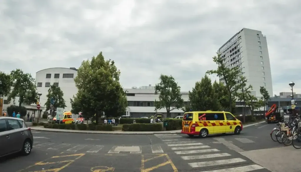 V UKC Maribor naj ne bi delovala klima: Ljudje omedlevajo, v operacijskih je skoraj 30 stopinj