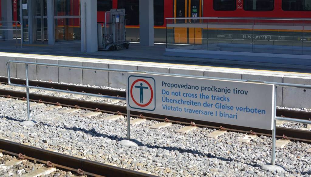 Tragedija pri Hotinji vasi: V trčenju z vlakom umrl voznik skuterja