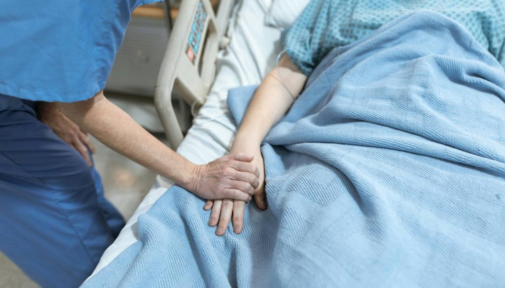 Svet s strahom zre v dogajanje na križarki: Na njej izbruhnil virus z visoko smrtnostjo