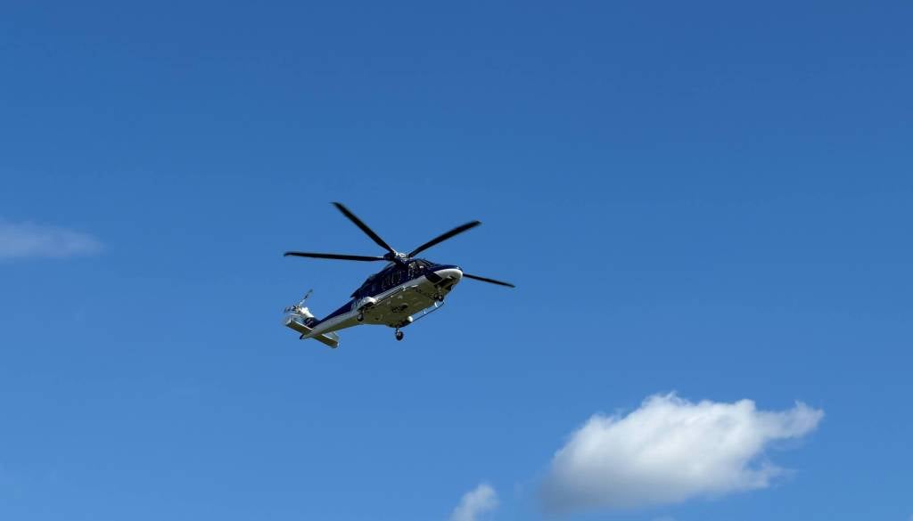 V delovni nesreči hudo poškodovan 26-letni delavec, posredoval helikopter