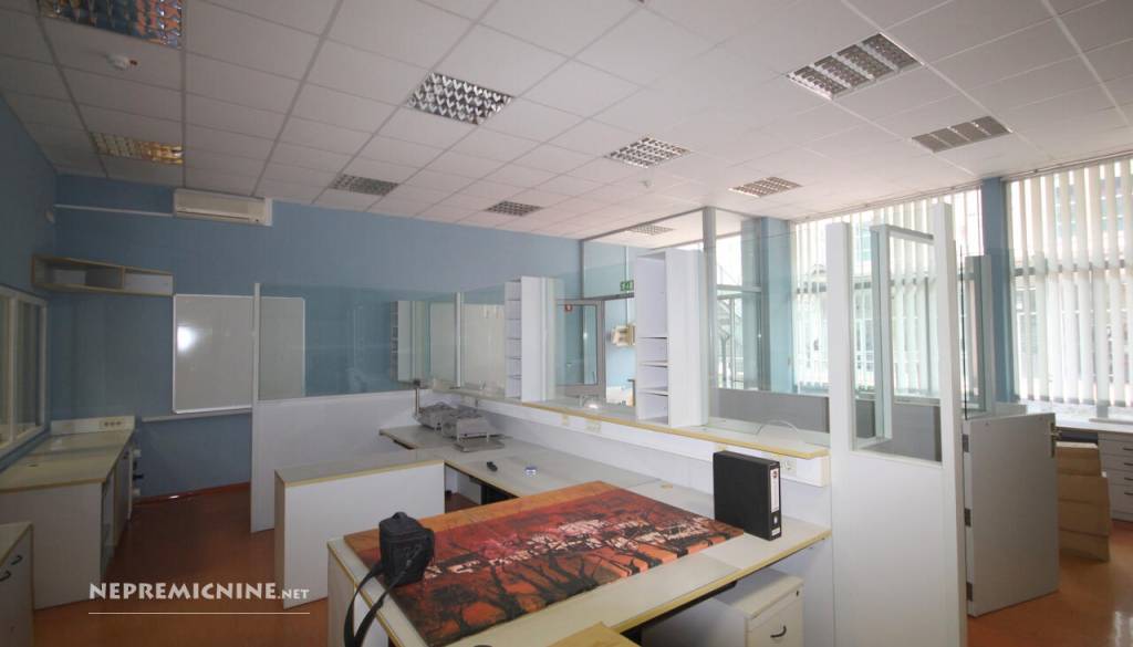 Za 'le' 83 tisoč evrov se prodajajo poslovni prostori ob meji. Blizu je naprodaj že marsikaj