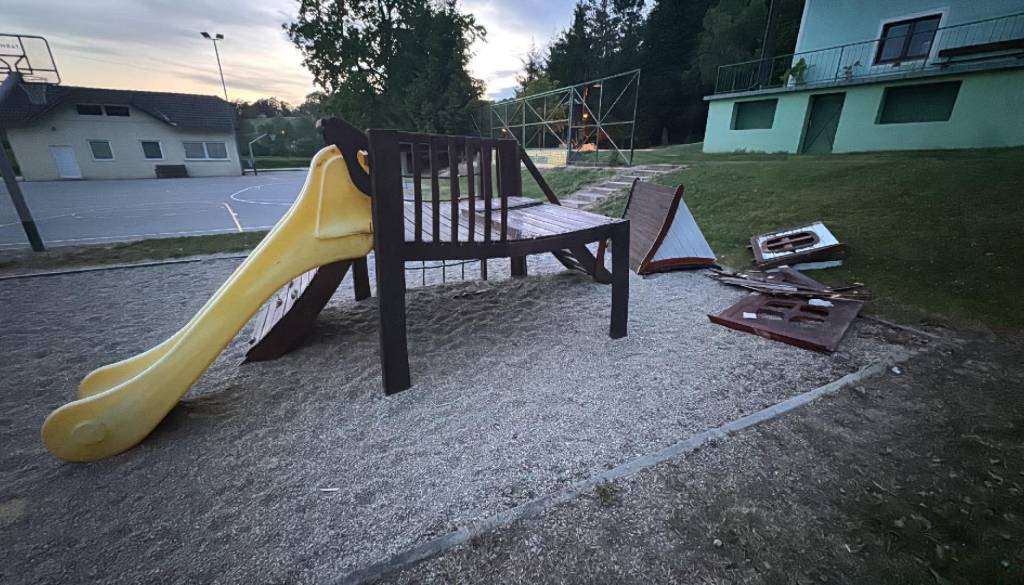 V Juršincih ogorčenje, vandali poškodovali edina javna igrala