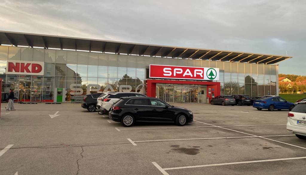 Za parkiranje pri Sparu več prijav kot mest, najemnike bo določil žreb