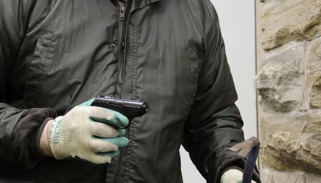 Drama v Lescah: Med poskusom ropa odjeknil strel, osumljenec nato bežal pred policisti