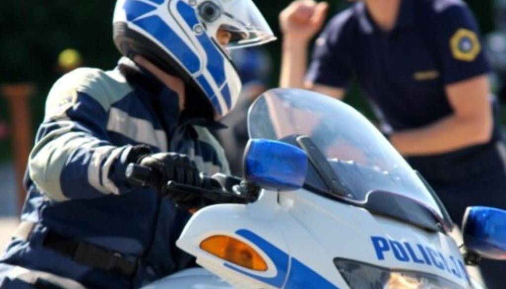 Pri Turjaki se je z avtomobilom zaletela v policista na motorju 