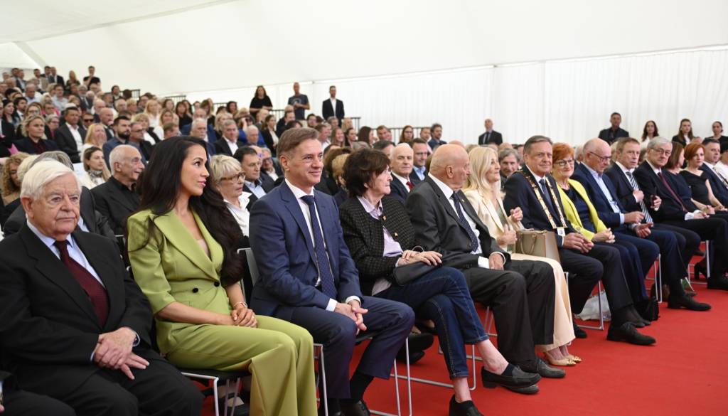 FOTO in VIDEO: Janković napovedal vnovično kandidaturo, koga vse smo videli na slavnostni seji?