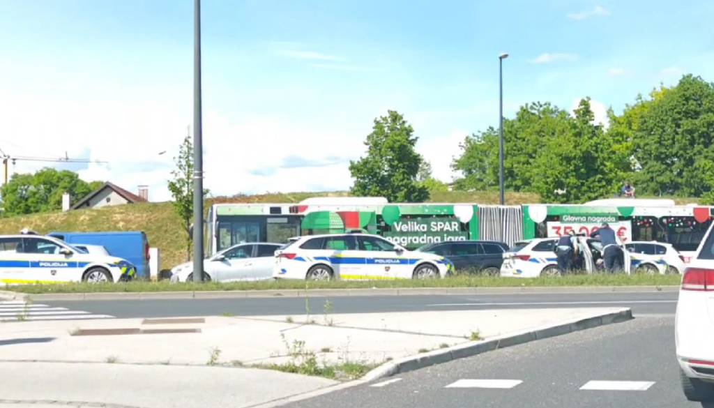 VIDEO: Nesreča na Zaloški cesti v Ljubljani, promet proti centru oviran