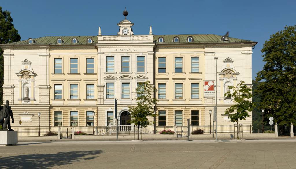 Drama na šoli v Kranju: Razlilo se je nevarna snov, evakuirali celo nadstropje