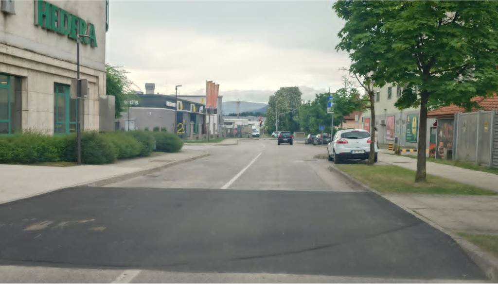 FOTO: Ležeči policaj, ki po obnovi razburja meščane. Po njem podrsali vozniki vseh izkušenj